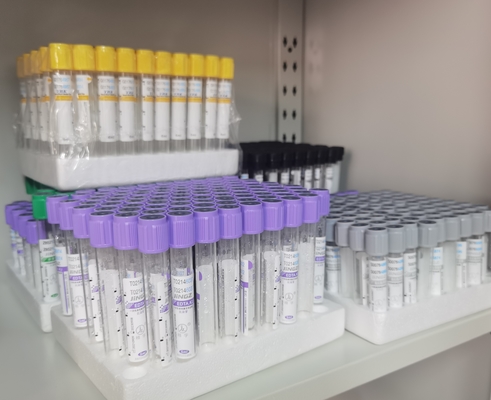 Tubes EDTA de couleur violette avec étiquette violette pour une collecte optimale d'échantillons
